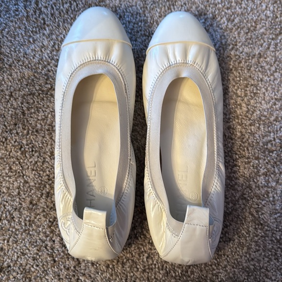 CHANEL. Ballet Flats - Very Demure 🥿
Made in Italy 🇮🇹 - Picture 1 of 6